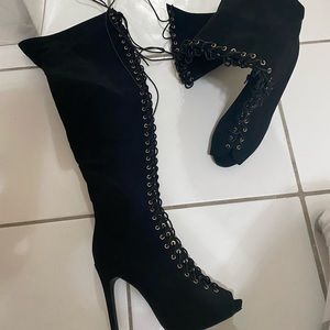 Knee: thigh high lace, velvety boots